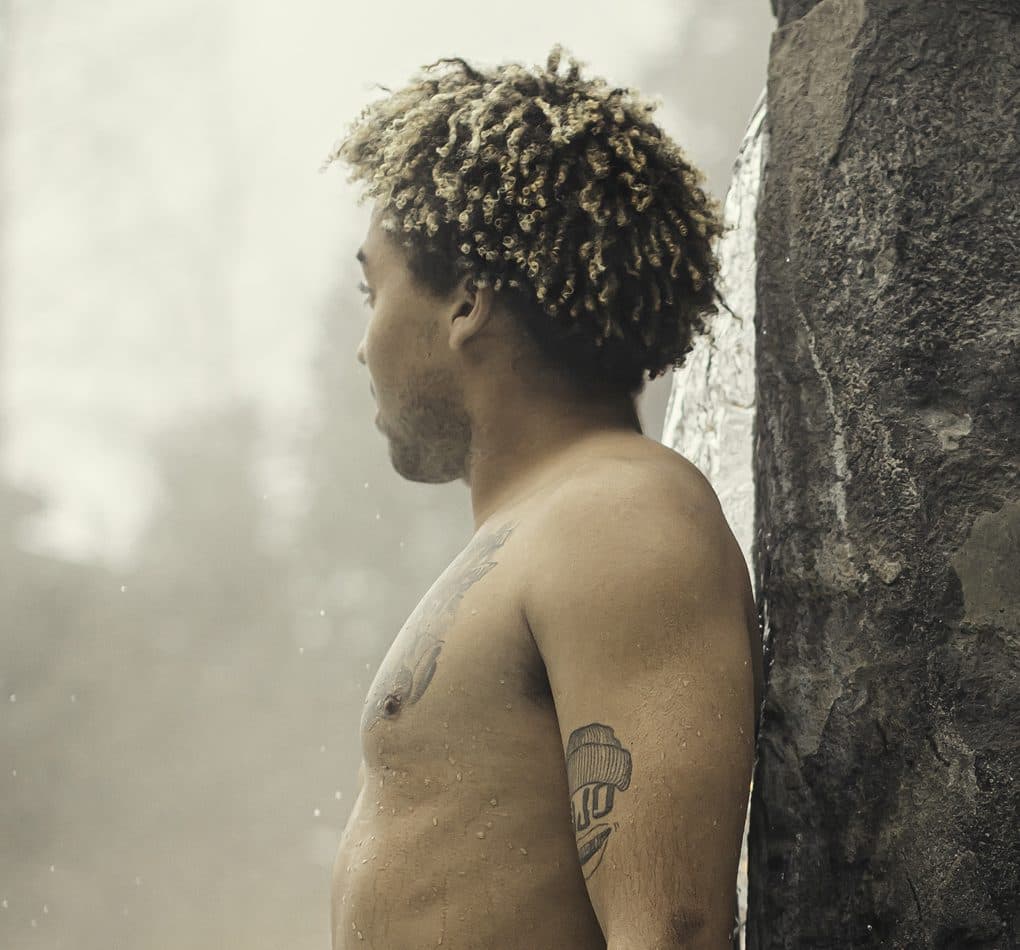 un homme profitant des installations d'hydrothérapie au Scandinave Spa