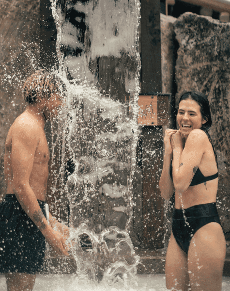 une sortie au spa de couple, bravant une douche froide pour tirer profit des bénéfices de la thermothérapie