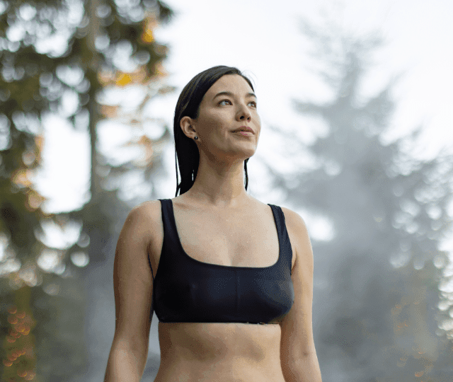 une femme à l'allure détendue après avoir fait le parcours thermal au Scandinave Spa