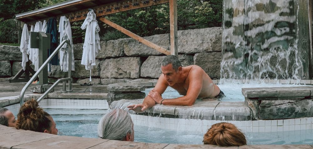 Scandinave Spa ambassador Scott Simons guiding guests in the cold plunge in Mont-Tremblant.