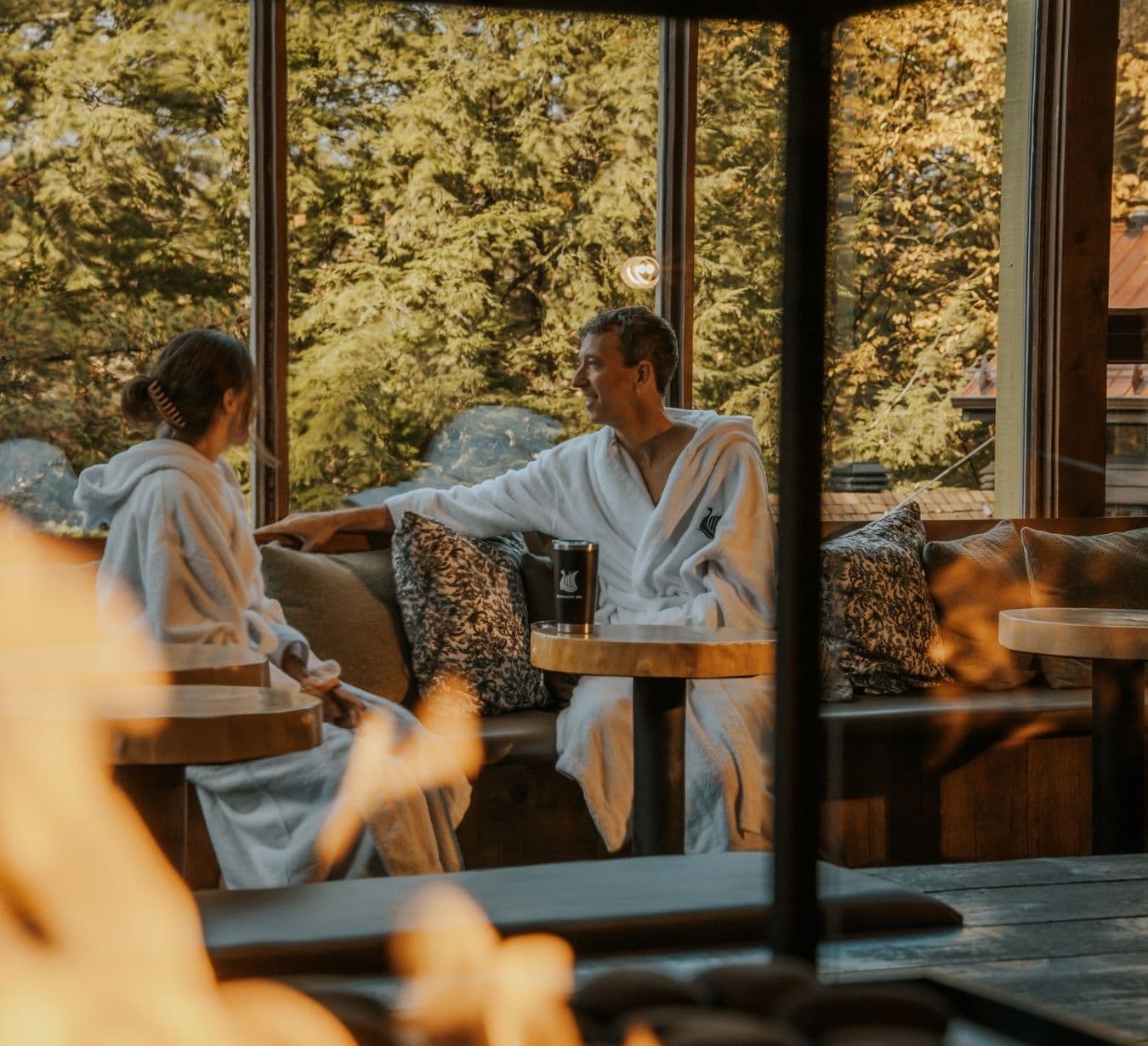 Deux personnes en peignoir blanc relaxant au bistro.